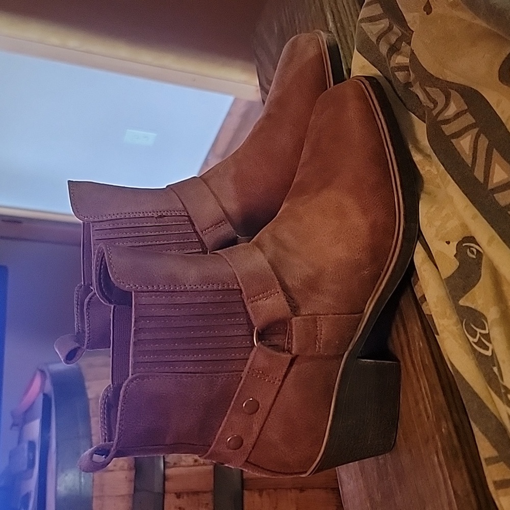 Square toe short boots